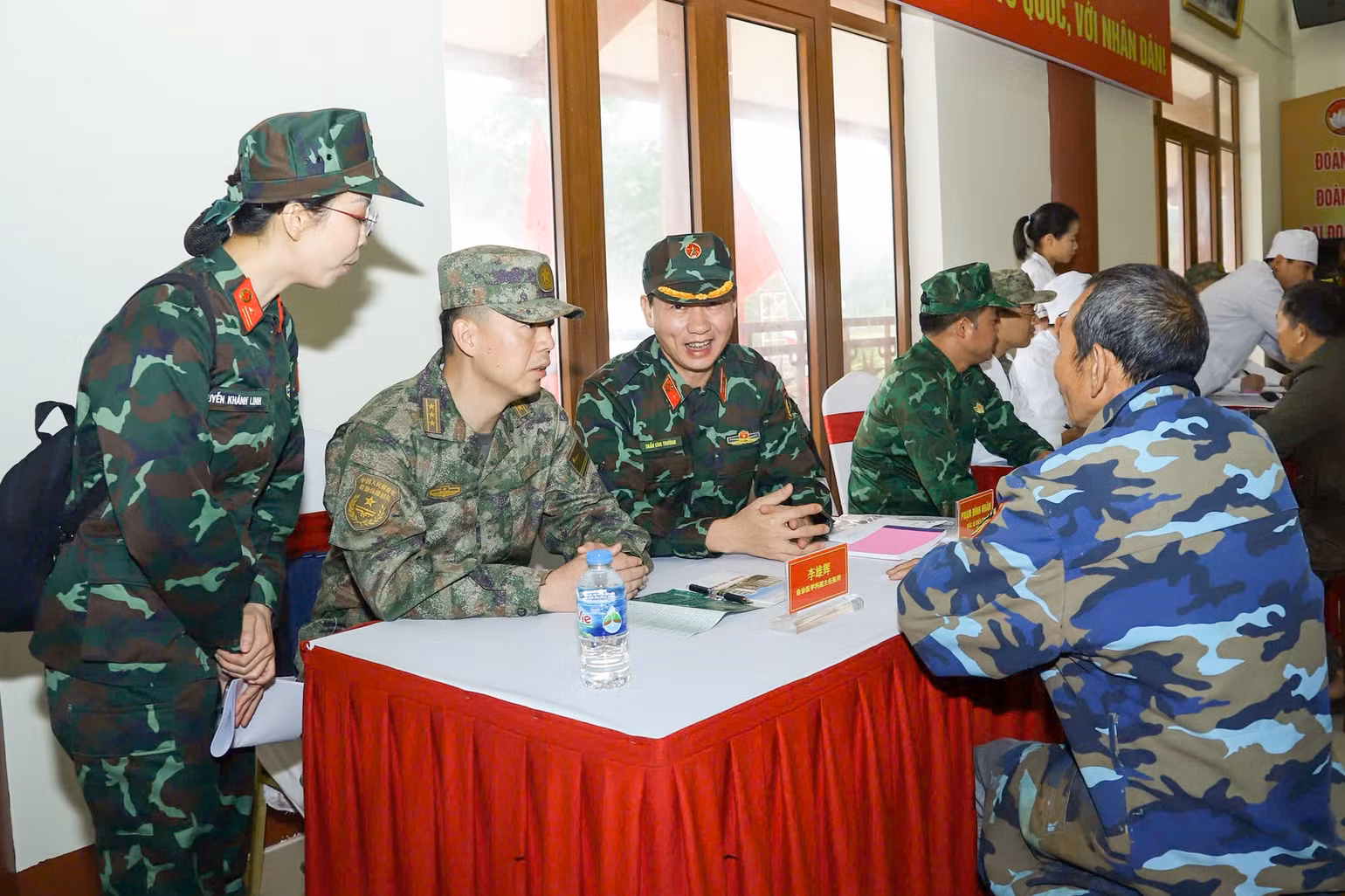 kham-chua-benh-cho-nguoi-dan-83.jpg