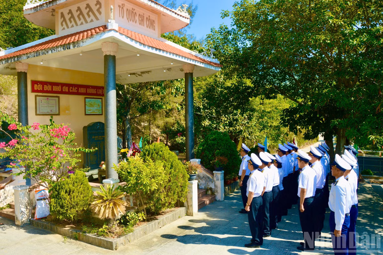 ndo_br_3-dai-dien-lanh-dao-hoc-vien-hai-quan-dang-huong-tuong-niem-cac-anh-hung-liet-si-tau-khong-so-c235-tai-phuong-dong-ninh-hoa-tinh-khanh-hoa.jpg