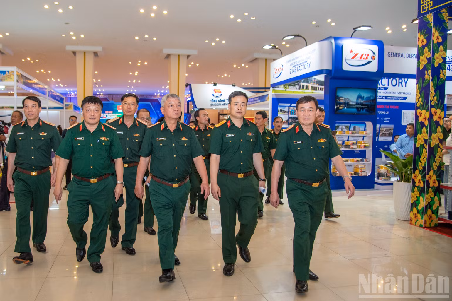 ndo_br_thuong-tuong-nguyen-quang-ngoc-cung-doan-cong-tac-kiem-tra-cac-gian-hang-tham-gia-hoi-cho.jpg