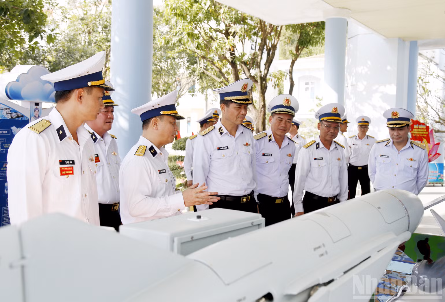 ndo_br_pho-do-doc-nguyen-an-phong-bi-thu-dang-uy-chinh-uy-hai-quan-tham-quan-mo-hinh-sang-kien-tai-lu-doan-680-vung-3-hai-quan.jpg