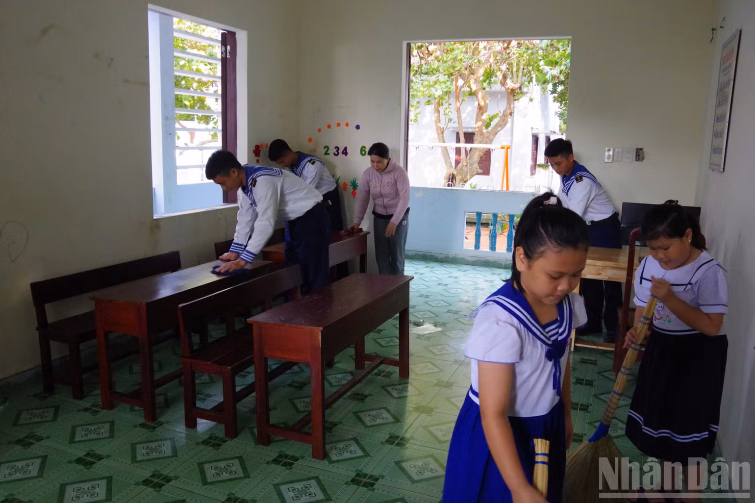 ndo_br_can-bo-chien-si-phuc-huynh-va-hoc-sinh-ve-sinh-lop-hoc-truoc-ngay-khai-giang.jpg