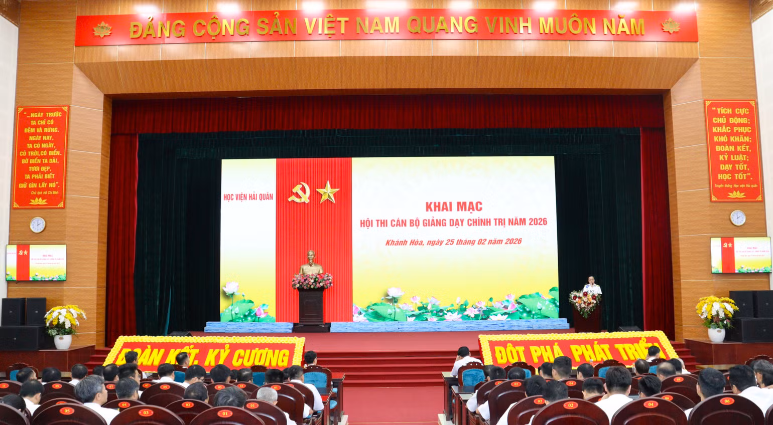 hinh-anh-2-quang-canh-hoi-thi.jpg