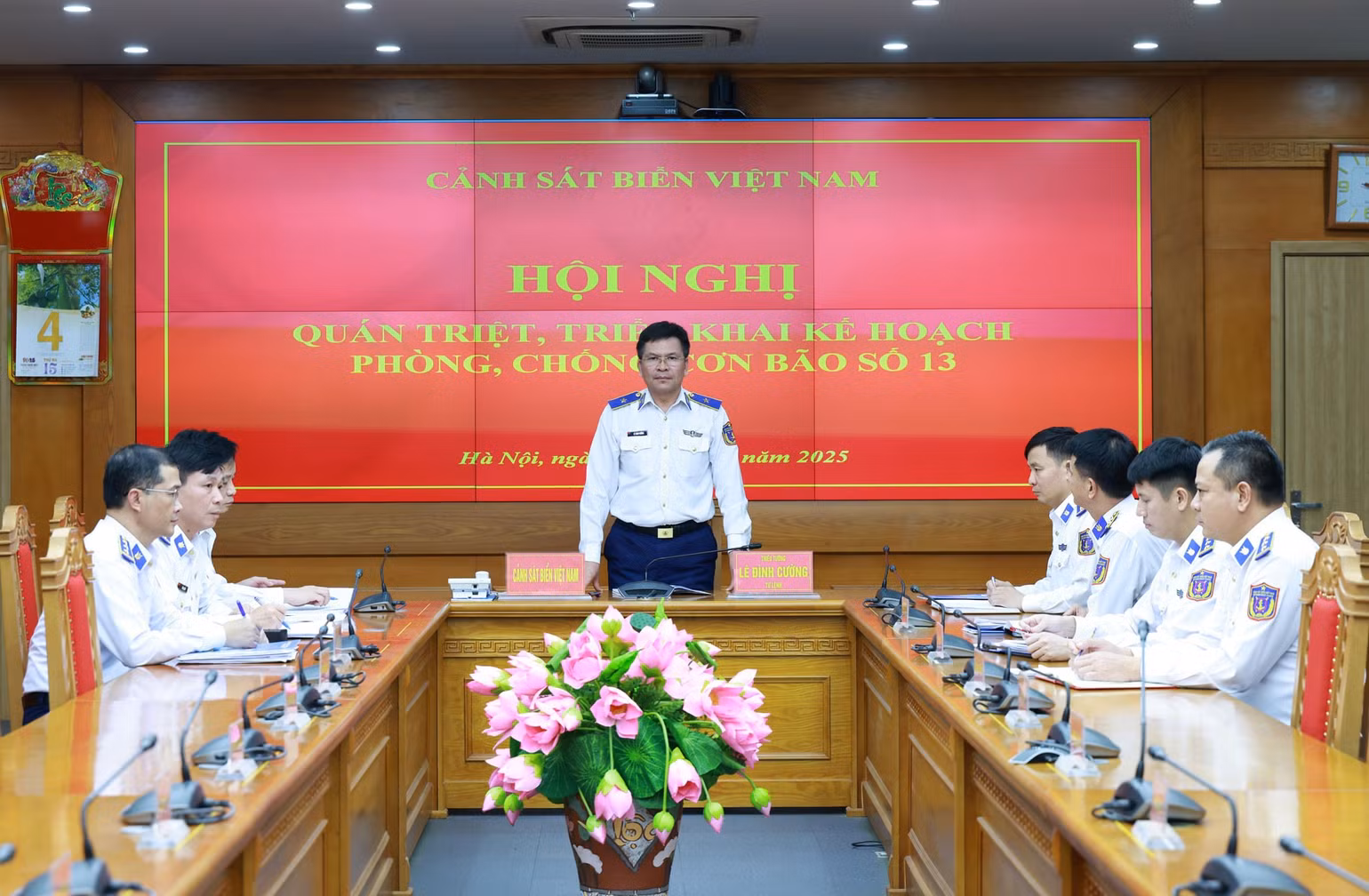 thieu-tuong-le-dinh-cuong-tu-lenh-canh-sat-bien-viet-nam-chu-tri-cuoc-hop-phong-chong-ung-pho-bao-so-13.jpg