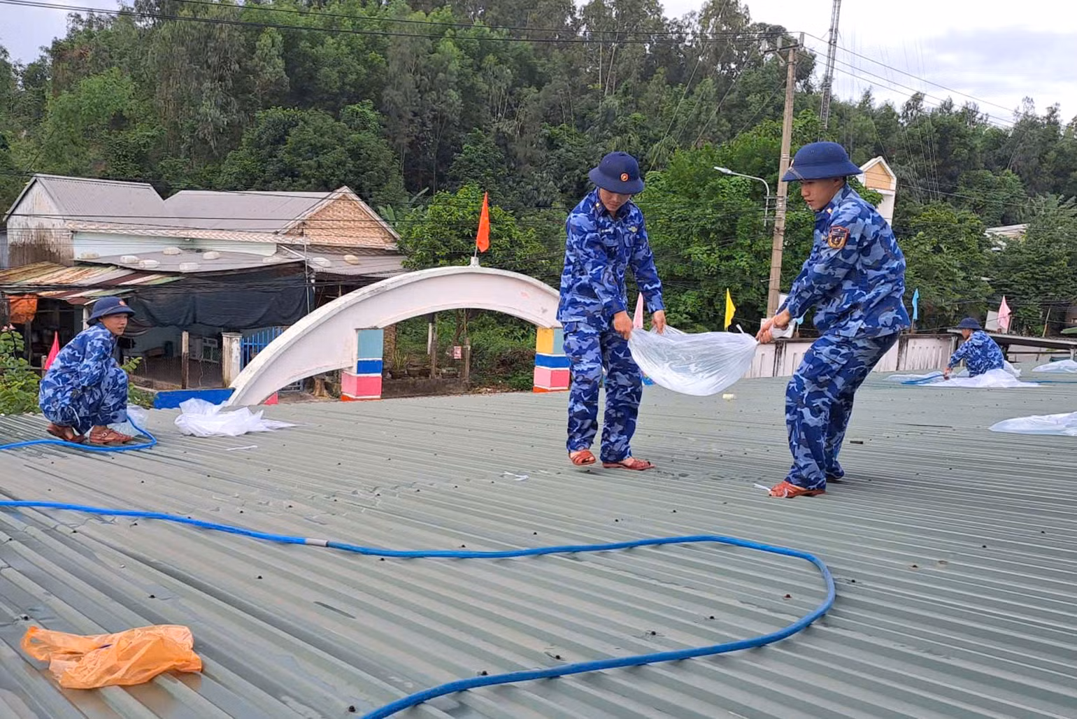 can-bo-chien-si-hai-doi-23-bo-tu-lenh-vung-canh-sat-bien-2-ho-tro-truong-mam-non-binh-dong-san-sang-ung-pho-sieu-bao-13-1.jpg