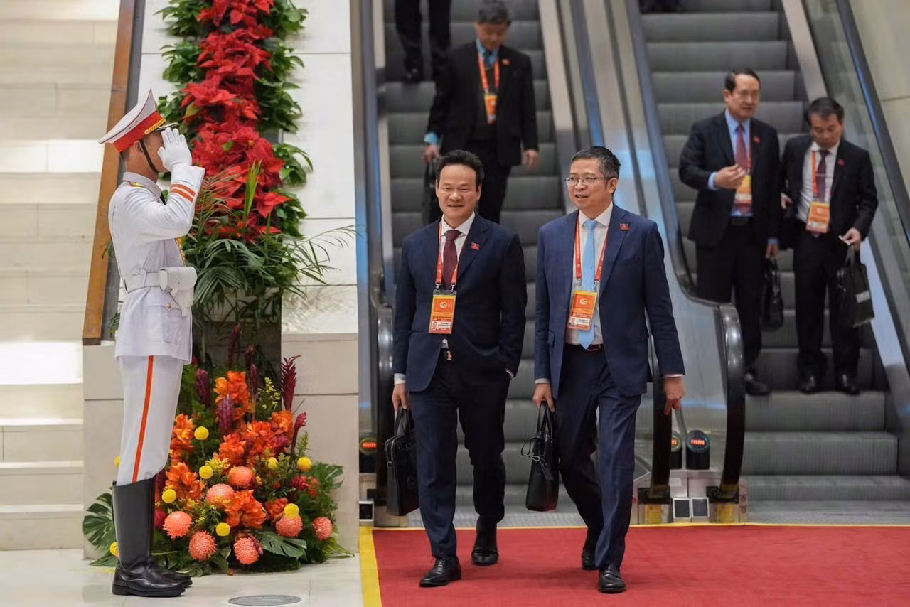 Đại sứ Mai Phan Dũng, Trưởng Phái đoàn thường trực Việt Nam tại Geneva, Thụy Sĩ (bên trái) tham dự Đại hội đại biểu toàn quốc lần thứ XIV của Đảng.