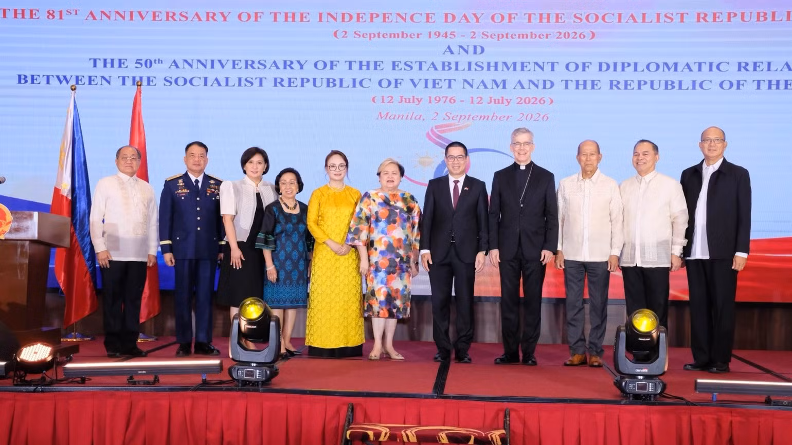 dai-su-phu-nhan-va-khach-vip-2988.jpg