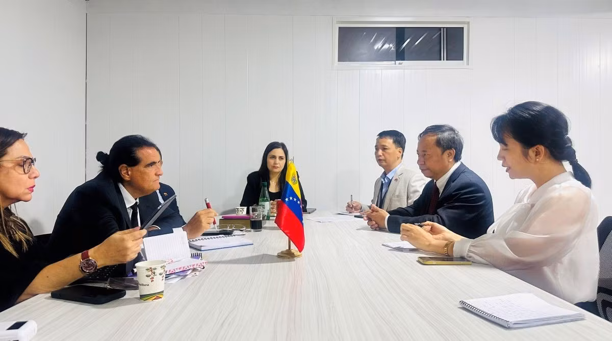 bo-truong-bo-cong-nghiep-va-san-xuat-quoc-gia-alex-saab-lam-viec-voi-doan-1.jpg