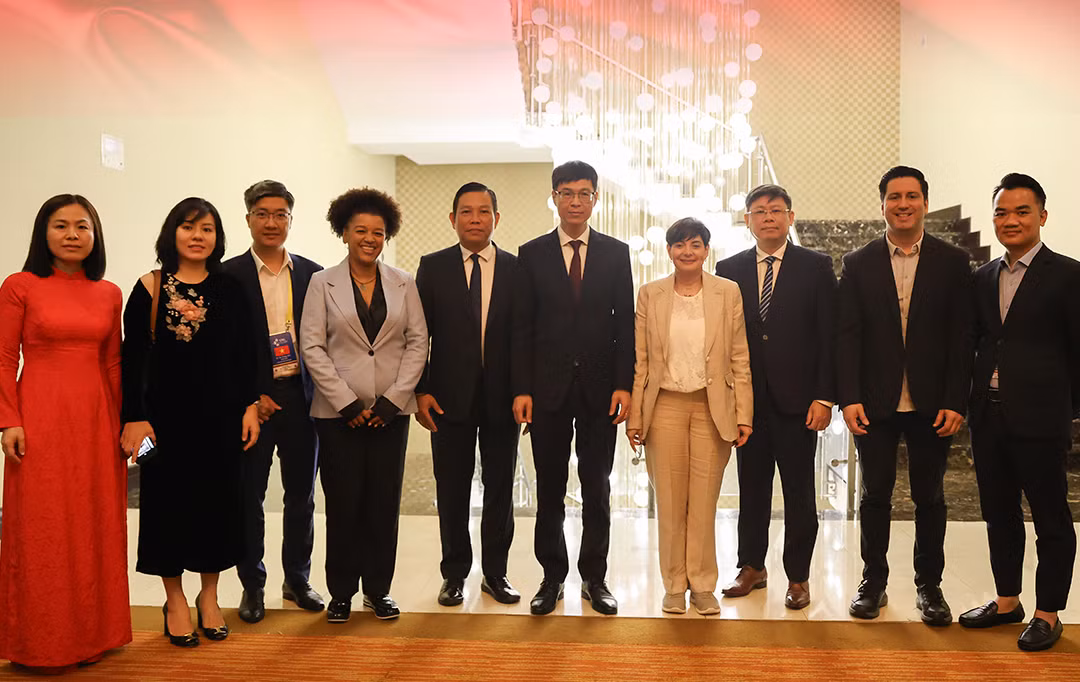 pho-tong-thong-bo-truong-khcn-gabriela-jimenez-thu-tu-tu-phai-sang-cung-doan-dai-bieu-bo-khcn.png