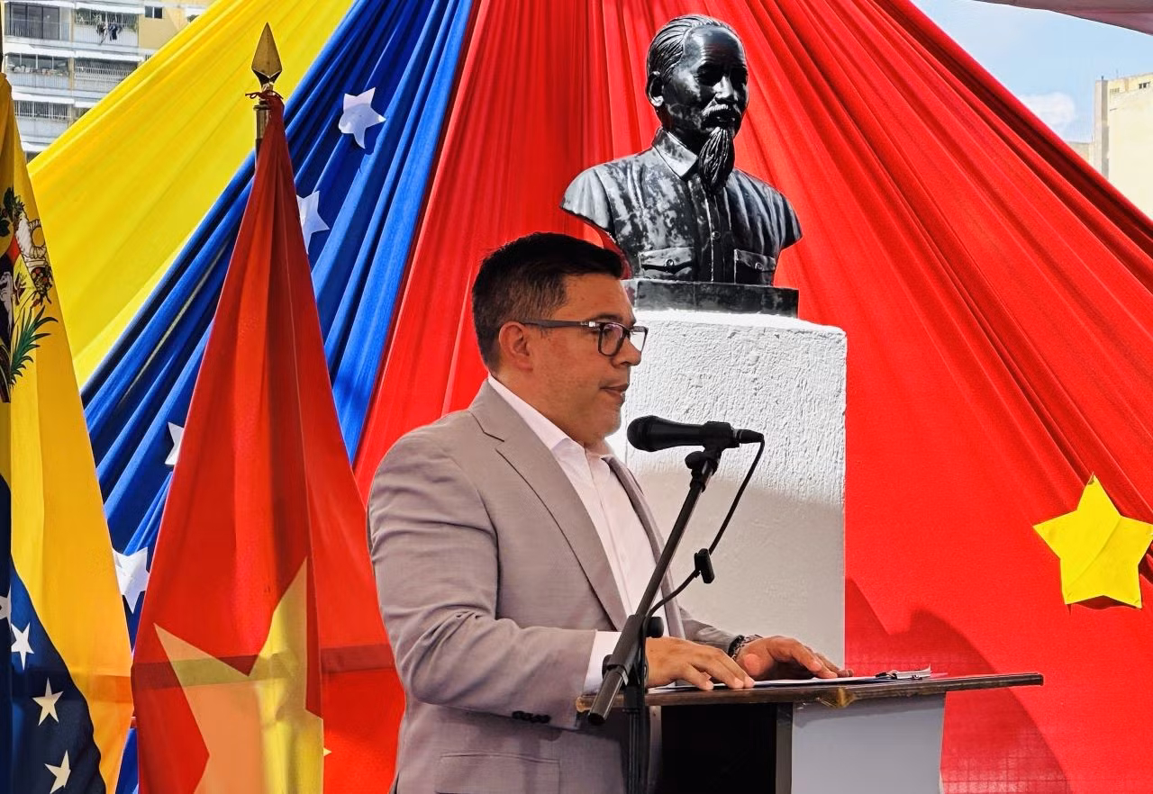 uy-vien-bct-truong-ban-dan-van-tw-dang-psuv-chu-tich-thanh-pho-caracas-nahum-fernandez-phat-bieu.jpg