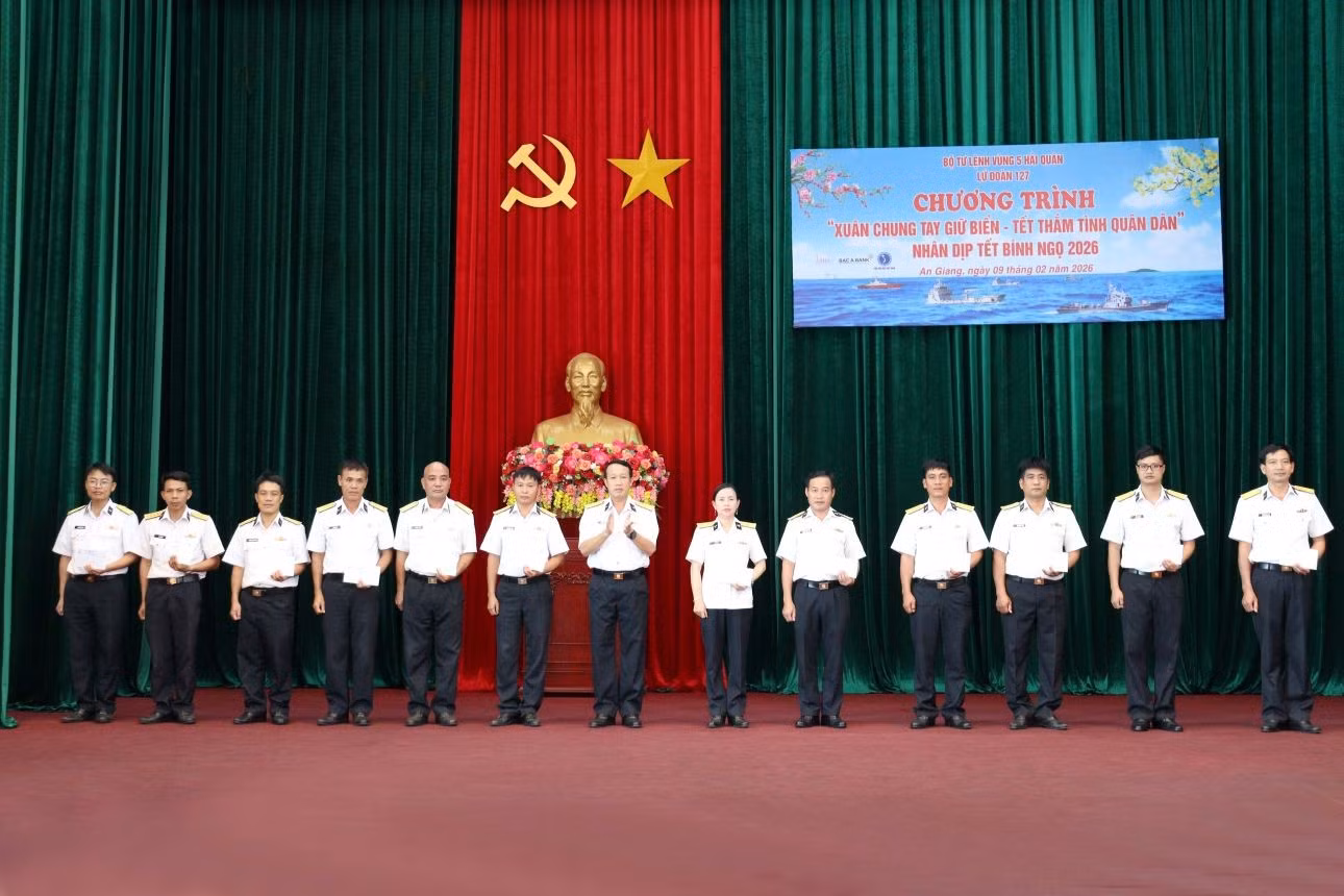 1-dai-ta-nguyen-luong-khuyen-tang-qua-than-nhan-thuong-binh-trong-don-vi.jpg