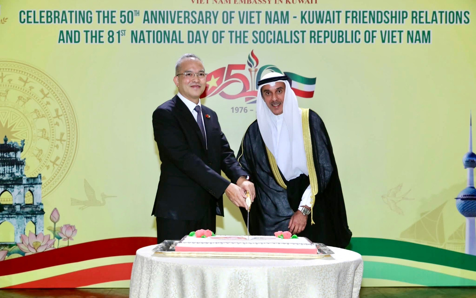 Đại sứ Nguyễn Đức Thắng v&agrave; Thứ trưởng Ngoại giao Kuwait Hamad Suleiman Mashaan Al-Mashaan cắt b&aacute;nh ch&agrave;o mừng kỷ niệm 81 năm Quốc kh&aacute;nh nước Cộng h&ograve;a x&atilde; hội chủ nghĩa Việt Nam. (Ảnh: Đại sứ qu&aacute;n Việt Nam tại Kuwait cung cấp)