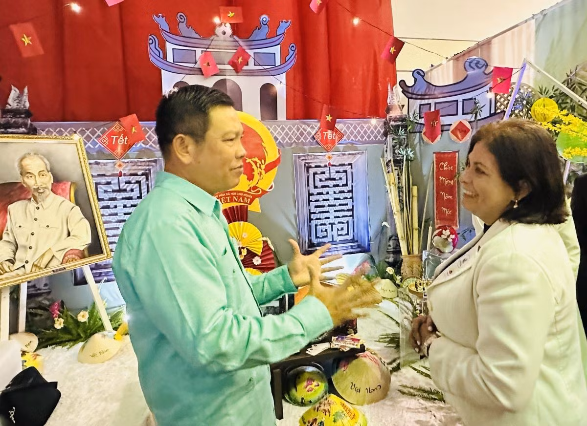 ds-vtm-gioi-thieu-voi-giao-su-tien-sy-antonina-damico-pho-hieu-truong-truong-usm-1.jpg