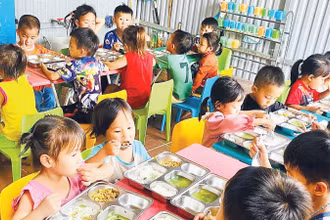 Bữa ăn trưa no đủ tại một điểm trường ở Mường Lát.