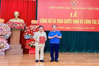Đồng chí Trần Hải Quân, Phó Viện trưởng Viện Kiểm sát nhân dân tối cao trao Quyết định cho tân Viện trưởng Viện Kiểm sát nhân dân tỉnh Ninh Bình mới Phạm Ngọc Cảnh. 