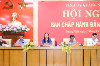 Các đồng chí Thường trực Tỉnh ủy Quảng Ngãi điều hành hội nghị.