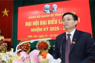 Đồng chí Nguyễn Đình Trung, Ủy viên Trung ương Đảng, Bí thư Tỉnh ủy, Bí thư Đảng ủy Quân sự tỉnh Đắk Lắk phát biểu tại đại hội.