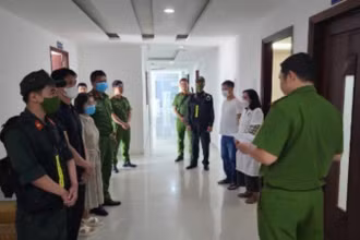 Phòng An ninh Chính trị nội bộ Công an thành phố Đà Nẵng phối hợp với Phòng Cảnh sát kinh tế, Phòng Cảnh sát cơ động và các đơn vị nghiệp vụ kiểm tra tại Phòng khám đa khoa Miền Trung. (Ảnh: Công an cung cấp)