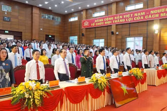 Các đại biểu tham dự đại hội thực hiện nghi lễ chào cờ.