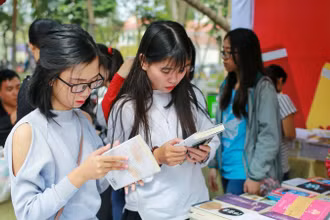 Bằng nhiều kênh truyền thông trên không gian mạng, các gian hàng tại ngày hội sách thu hút nhiều độc giả. (Ảnh THẾ ĐẠI)