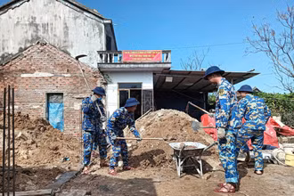 Đội xây dựng Lữ đoàn 682, Vùng 4 Hải quân tranh thủ thời tiết thuận lợi, tích cực làm việc để sớm hoàn thiện công trình.