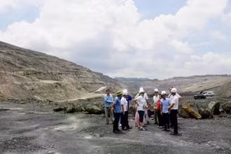 Các chuyên gia UNESCO thẩm định các giá trị địa tầng tại vùng trũng Na Dương, huyện Lộc Bình, tỉnh Lạng Sơn.