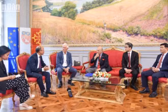 Mối quan hệ lâu đời giữa Toulouse và Hà Nội bắt đầu từ năm 1975, với việc những chiếc máy bay Airbus đầu tiên được bán cho Việt Nam, đặt nền móng cho mối quan hệ hợp tác đa dạng giữa hai nước. (Ảnh: MINH DUY)
