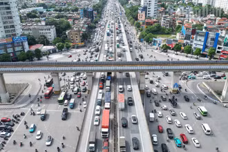 Tại khu vực các tuyến đường vành đai nhiều dòng xe di chuyển nối tiếp nhau.