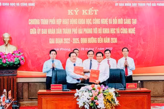 Bộ trưởng Khoa học và Công nghệ Huỳnh Thành Đạt và Chủ tịch Ủy ban nhân dân thành phố Hải Phòng Nguyễn Văn Tùng ký kết chương trình phối hợp hoạt động khoa học, công nghệ và đổi mới sáng tạo giai đoạn 2022-2025, định hướng đến năm 2030. (Ảnh: Báo Nhân Dân)