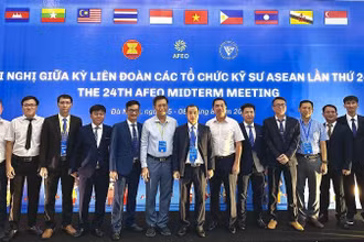 Ông Ngô Sơn Hải - Phó Tổng Giám đốc Tập đoàn Điện lực Việt Nam (thứ 7 từ trái sang) tham dự, chúc mừng các kỹ sư được vinh danh.