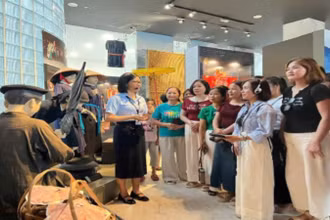 Du khách tham quan Bảo tàng Quảng Ninh được trải nghiệm hệ thống thuyết minh số bằng tiếng Anh, tiếng Việt qua Audio Guide. (Ảnh THUẬN THÀNH )