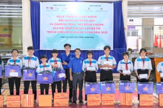 Đồng hành cùng các em học sinh, đội hình chuyên “Ong thông thái” tiếp sức các em học sinh có hoàn cảnh khó khăn luôn nỗ lực vươn lên trong học tập bằng món quà học bổng.