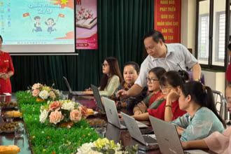 Cán bộ kỹ thuật VNPT hướng dẫn giáo viên Trường Tiểu học Đại Thịnh (sau sáp nhập) thao tác sử dụng các tính năng của hệ sinh thái giáo dục VnEdu. (Ảnh: VNPT)
