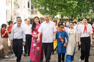 Tổng Bí thư Tô Lâm chụp ảnh lưu niệm cùng thầy cô và học sinh Trường PTCS Nguyễn Đình Chiểu và Trường PTCS Xã Đàn. Ảnh: Thống Nhất /TTXVN