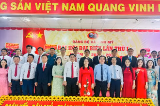 Các đồng chí lãnh đạo tỉnh Cà Mau và lãnh đạo xã Vĩnh Mỹ. (Ảnh: TRỌNG DUY)