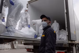 Các thi thể binh sĩ Ukraine được phía Nga trao trả về Ukraine ngày 11/6/2025. (Ảnh: AA/TTXVN)