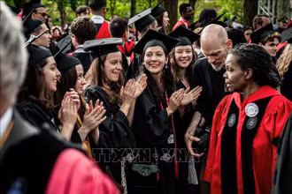 Sinh viên tại Đại học Harvard ở Cambridge, Massachusetts, Mỹ. (Ảnh: THX/TTXVN)