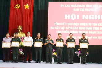 Tặng Bằng khen của Chủ tịch Ủy ban nhân dân tỉnh cho các cá nhân có thành tích xuất sắc trong thực hiện nhiệm vụ tìm kiếm, quy tập hài cốt liệt sĩ.