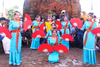 Thiếu nữ Chăm biểu diễn múa truyền thống.