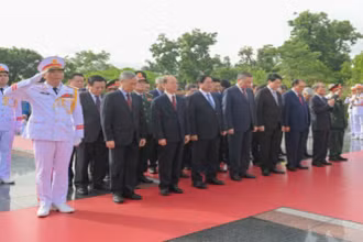 Các đồng chí lãnh đạo, nguyên lãnh đạo Đảng, Nhà nước vào Lăng viếng Chủ tịch Hồ Chí Minh. (Ảnh THẾ ĐẠI)