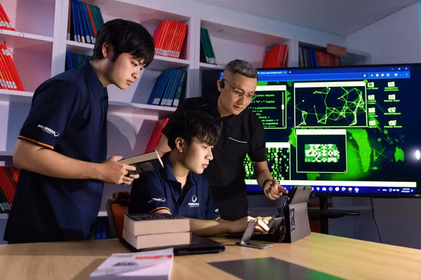 Hướng dẫn sinh viên Đại học Phenikaa "thực chiến" chống lại các cuộc tấn công trên không gian mạng. Ảnh: Ngọc Thơm