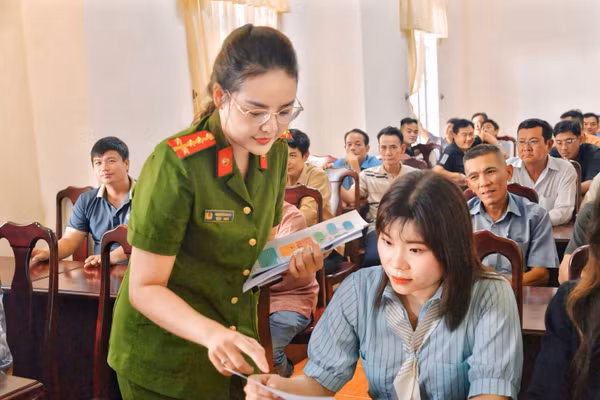 Công an tỉnh Cà Mau tuyên truyền cho người dân về các thủ đoạn lừa đảo, chiếm đoạt tài sản trên không gian mạng.
