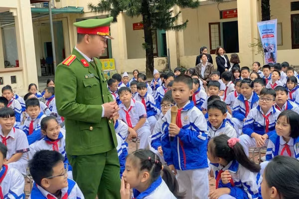 Công an tỉnh Tuyên Quang tuyên truyền pháp luật cho các em học sinh. Ảnh: Thắng Chung