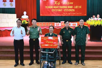 Bộ trưởng Lương Tam Quang tặng xe lăn cho thương bệnh binh nặng.
