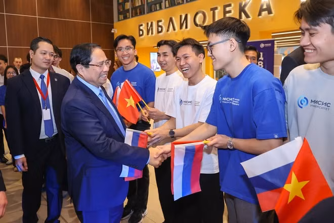 Thủ tướng Phạm Minh Chính với sinh viên Trường đại học Khoa học và Công nghệ Moskva. (Ảnh: VGP/Nhật Bắc)