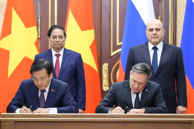 Thủ tướng Phạm Minh Chính và Thủ tướng Liên bang Nga Mikhail Mishustin chứng kiến Lễ ký kết Hiệp định về hợp tác xây dựng Nhà máy điện hạt nhân trên lãnh thổ Việt Nam. (Ảnh: VGP/Nhật Bắc)