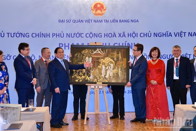 Thủ tướng Chính phủ Phạm Minh Chính tặng quà lưu niệm cho Đại sứ quán Việt Nam tại Liên bang Nga. (Ảnh: Thanh Giang)