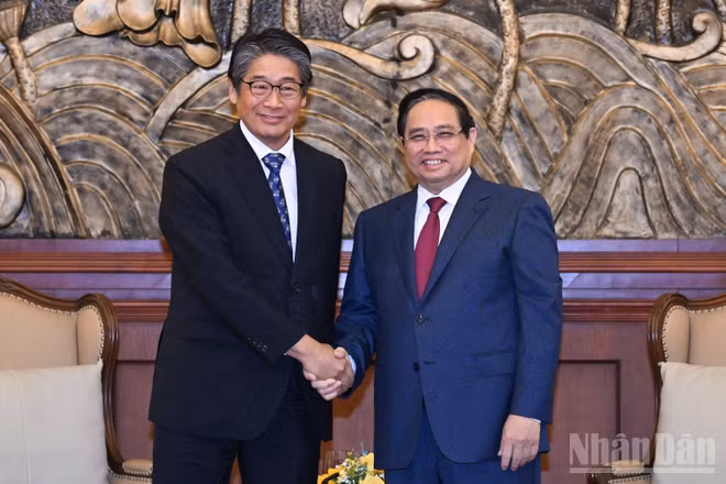 Thủ tướng Chính phủ Phạm Minh Chính và Đại sứ Nhật Bản tại Việt Nam Ito Naoki. (Ảnh: Trần Hải)