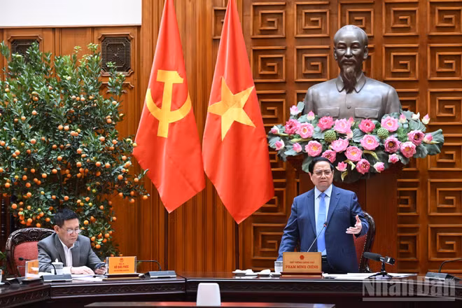 Thủ tướng Phạm Minh Chính chủ trì cuộc họp với các bộ, ngành liên quan về trọng tâm chính sách tiền tệ và chính sách tài khóa. (Ảnh: TRẦN HẢI)