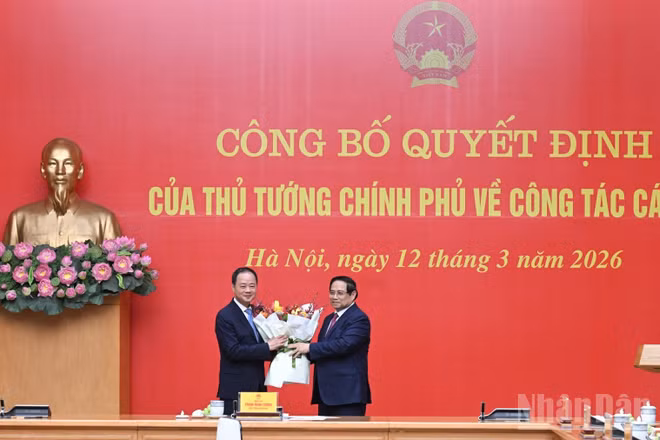 Thủ tướng Chính phủ Phạm Minh Chính trao quyết định bổ nhiệm và tặng hoa chúc mừng Chủ tịch Viện Khoa học và Công nghệ Việt Nam Trần Hồng Thái. (Ảnh: TRẦN HẢI)