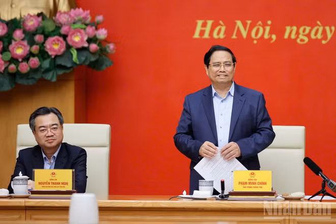 Đồng chí Phạm Minh Chính, Bí thư Đảng ủy Chính phủ, Thủ tướng Chính phủ và đồng chí Nguyễn Thanh Nghị, Ủy viên Bộ Chính trị, Bí thư Trung ương Đảng, Trưởng Ban Chính sách, chiến lược Trung ương, Trưởng Đoàn kiểm tra, giám sát dự hội nghị. (Ảnh: TRẦN HẢI)